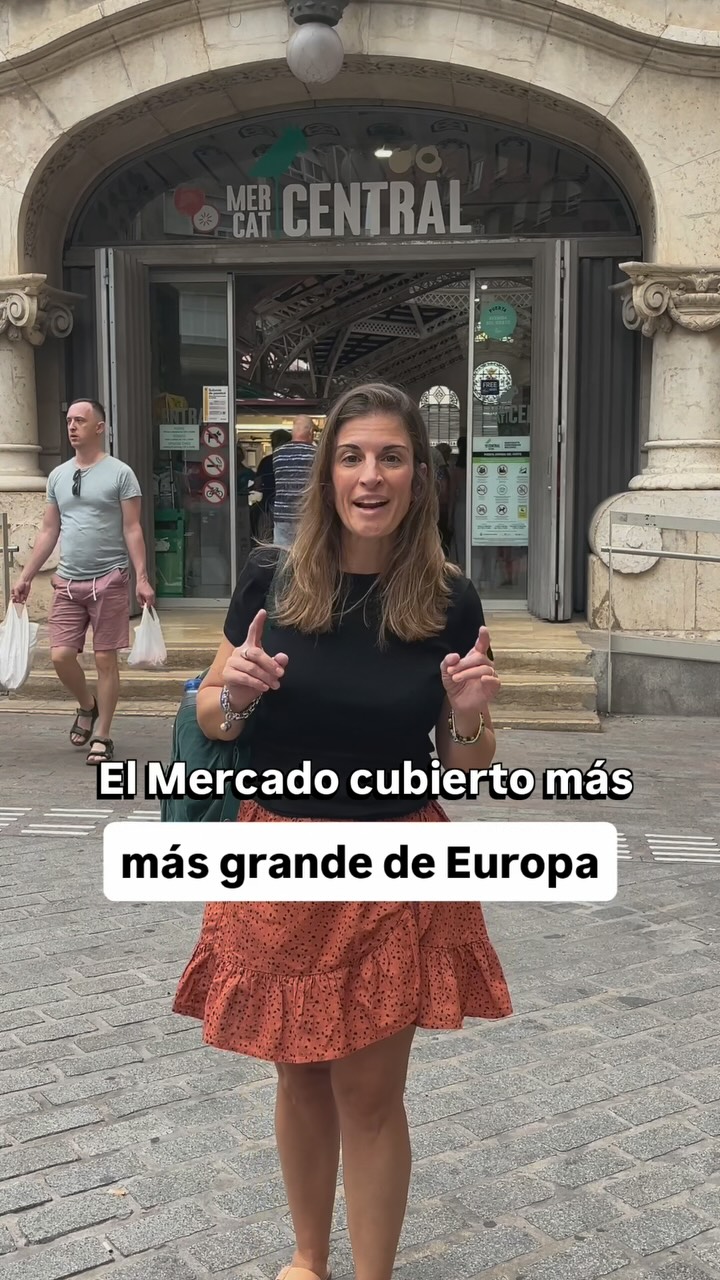 🙌Un plan imprescindible si visitás Valencia (¡o incluso si vivís acá!).

Es uno de los mercados de productos frescos más importantes de Europa en funcionamiento diario.
Más de 100 años de historia, una cúpula modernista impresionante y más de 250 puestos activos.🤓

Encontrás de todo: frutas, mariscos, embutidos, dulces, especias, aceitunas, quesos, jamones, vinos… ¡lo que se te ocurra! 🥕🧀🐟

Hasta empanadas argentinas de dulce de leche y brownie vi, muy polémico ehhh. 😮🤌

💸 Eso sí, los precios están un poco nivel turista para mi gusto y comparando con otros mercados más de barrio como el mercado Jesús que suelo ir.

¿Vale la pena igual comprar ahí? Quiero ver que opina la peña :) 

🍴 Si querés hacer una parada gourmet, te recomendamos el Central Bar de Ricard Camarena (el chef con estrella Michelin ⭐️).

Probamos un cremaet en versión cóctel frío y fue una locura: el ron, el café y las especias se sienten muchísimo más. ¡Super original! Y el agua de Valencia, la más rica que he probado. obvio, además de sus bocatas.

📍Mercado Central de Valencia

📅 Abre de lunes a sábado, de 7:30 a 15:00.
Cierra domingos y feriados.

¿Ya has ido? ¿Te gusta pasear por ahí?

.
.
.
#mercadocentralvalencia #quehacerenvalencia #planesenvalencia #valenciaconniños #comunidadvalenciana #valenciaturism #valència