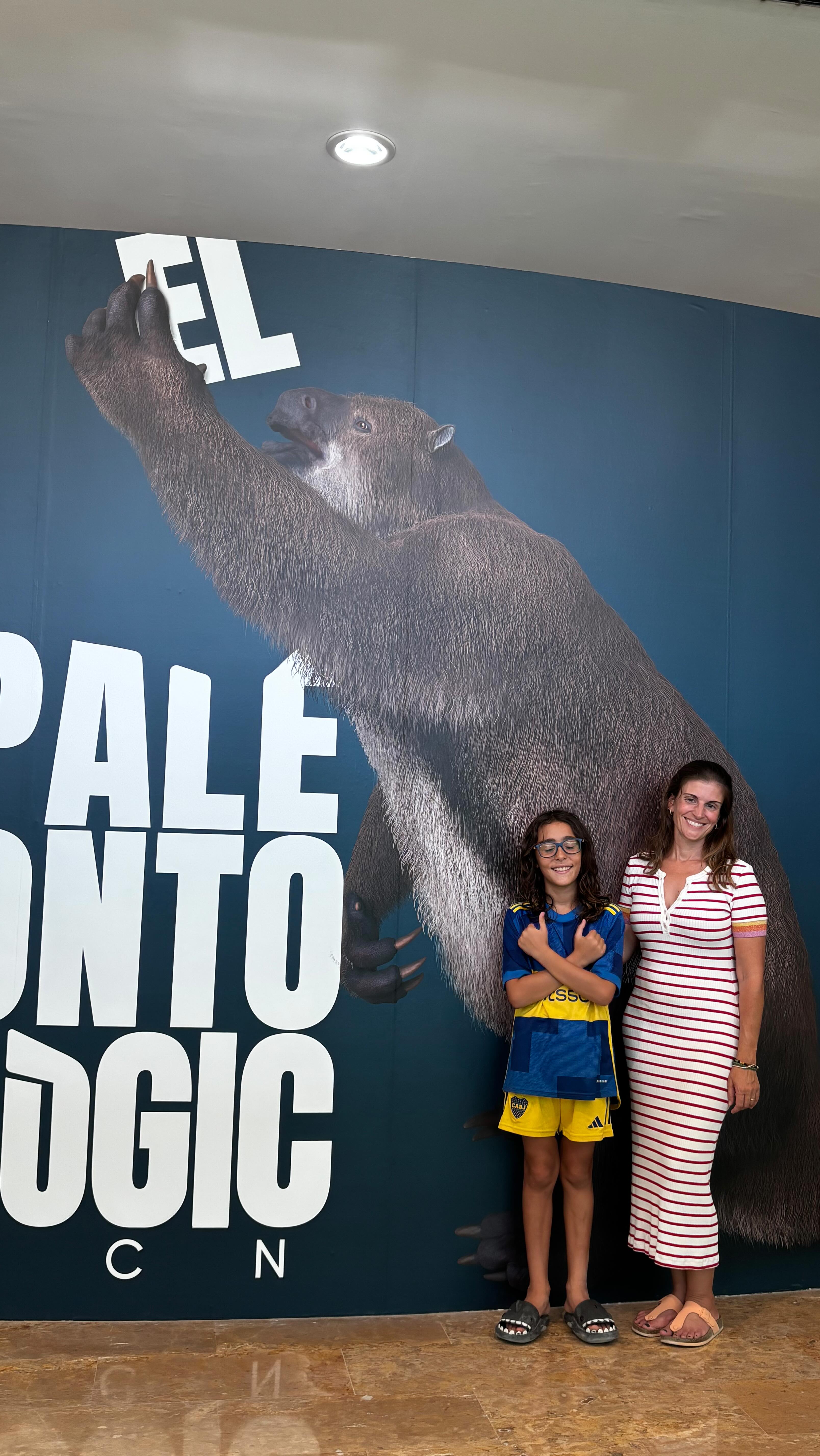 ℹ️ REAPERTURA

Después de muuuuucho tiempo cerrado, volvió a abrir el Museo de Ciencias Naturales de València… bueno, ahora se llama 

📍El Paleontològic – Museu de Col·leccions Naturals.

El cambio principal son: 
✔️las pantallas interactivas
✔️experiencias de realidad aumentada
✔️un recorrido súper lúdico para grandes y chicos.

📆DÍAS Y HORARIOS

👉Abre de martes a domingo de 10:00 a 19:00 h (de marzo a octubre).

💰 PRECIOS:

Cuesta 2 € para mayores de 16.
¡Dato de oro! Los sábados y domingos después de las 15:00… es gratis para todos.

Está en los Jardines de Viveros, que es un lugar verde precioso todo el año con juegos para niños, una ciudad vial para que ellos practiquen en sus bicis (o lo que tengan) como moverse con los semáforos y cruces.

Es un plan divertido y de aprendizaje en Valencia para toda la familia.

Si te gustó y te sirve, guárdalo para ir (y ya que estás metele un like, una compartida y todo lo que quieras)

.
.
.
#planesconniños #planesenvalencia #valenciaconniños #planesenfamilia #valència #quehacerenvalencia #culturavalencia