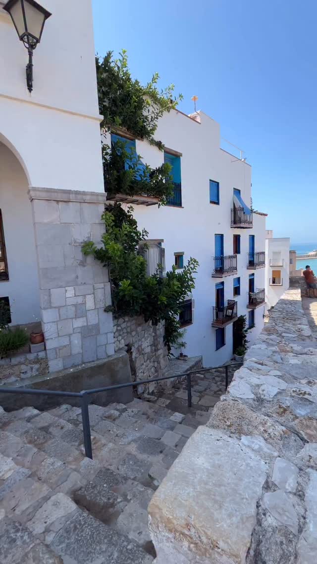 ✨ ¿El pueblo más bonito de España?

National Geographic lo eligió en 2023… y con razón.

🏰 Su casco antiguo nace sobre una enorme roca que se adentra en el Mediterráneo y está coronado por un castillo medieval donde vivió un Papa y fue escenario de Game of Thrones y muchas películas más.

📍 Peñíscola - a 1 hora y media de Valencia y se puede ir en tren hasta la estación Benicarló. 🚂 

Es una escapada perfecta desde Valencia para hacer en el día, pero si te podés quedar unas noches siempre se disfruta más 🤩

¿Qué podés ver en Peñíscola?

✔️Visitar el Castillo del Papa Luna: Entrada General 5€ (Horario verano 9:30 a 21:30).

✔️Estatua de Papa Luna.

✔️Ermita de la Virgen de la Ermitana. ⛪️ 

✔️Parque de Artillería (GRATIS con la entrada al Castillo).

✔️Portal Fosc y murallas.

✔️La casa de las Conchas. 🐚 

✔️El Bufador (para escuchar cuando rompen las olas 🌊).

✔️Faro de Peñíscola. 

✔️Playa Norte (nuestra favorita).

✔️Playa Sur.

✔️Perderse en sus callecitas.

👉Si estás pensando en visitar Peñíscola, en nuestro blog encontrás un artículo completo para que no te pierdas nada.

¿Ya lo conocías? GUARDALO PARA IR.

.
.
.
#peñiscola #comunidadvalenciana #comunitat_valenciana #quehacerenvalencia #planesvalencia #castellón #planesenfamilia #escapadasconniños #castillodepeñiscola #castellonturismo #peñiscolaturismo